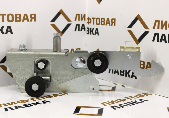 Замок дверей шахты левый 0411Е.06.05.090-01 L=30мм (центральное открывание) Ecomaks ЩЛЗ