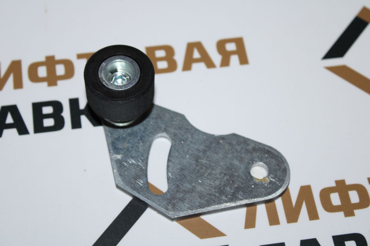 Рычаг замка двери с роликом правый KM603150G02 KONE