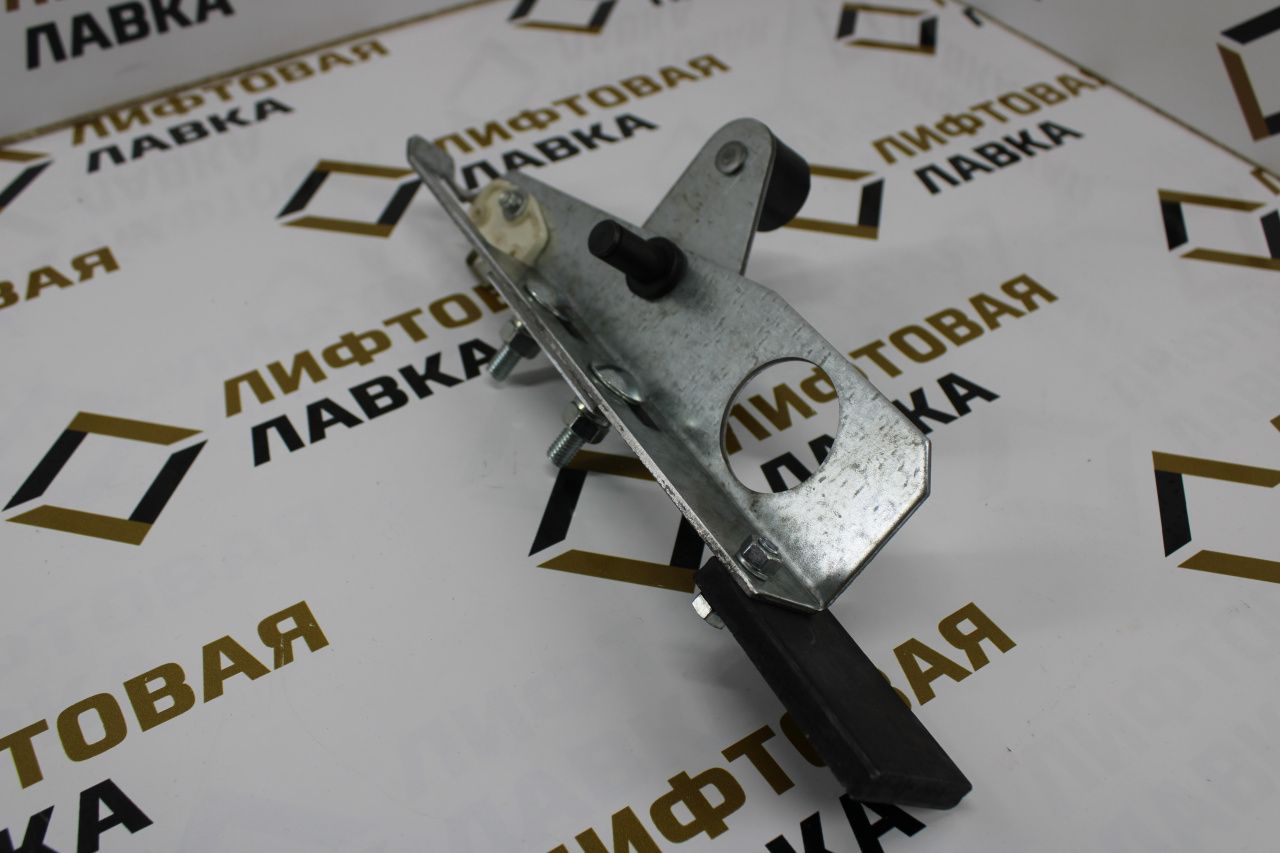 Замок двери шахты правый 1000ПСБ.06.03.510Е КМЗ